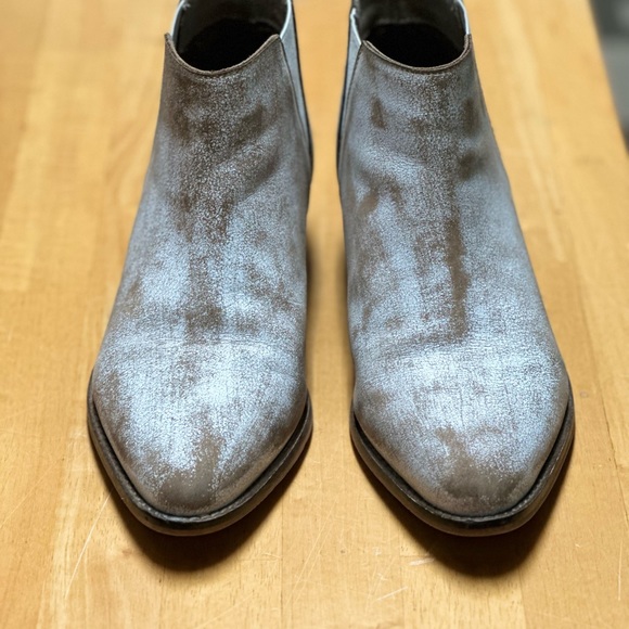 DIBA True For Real Life CUDDLE BUN Chelsea Boots 8.5 | white distressed - Picture 4 of 11